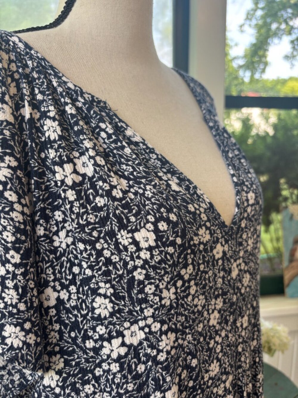Knox Rose Tiered Flutter Sleeve Midi Dress | Navy Floral | Size L - Picture 2 of 6